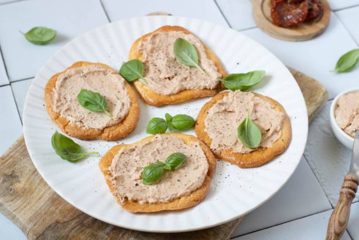 Keto tuna paste sandwich with sundried tomatoes