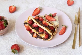 Pancakes with keto nutella and strawberries