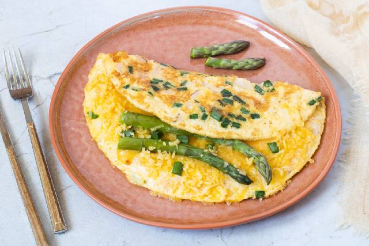 Omelette with ham, cheddar cheese and asparagus