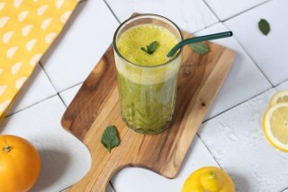 Orangen-Petersilien-Bananen-Minzcocktail