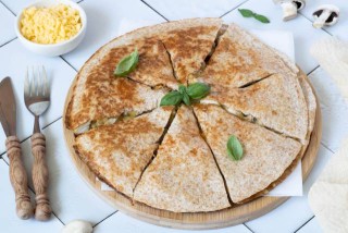 Quesadilla con pollo, formaggio cheddar e funghi champignon