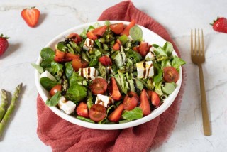 Insalata di asparagi, fragole e feta