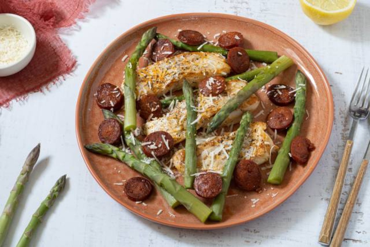 Merluzzo con chorizo, asparagi, pomodori e parmigiano
