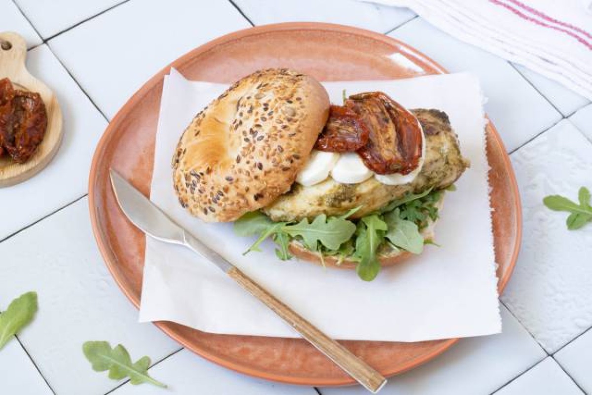 Bagel con pollo, pomodori secchi, mozzarella e rucola