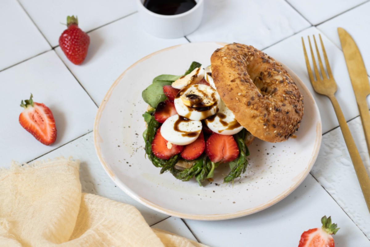 Bagel with egg, asparagus and strawberries
