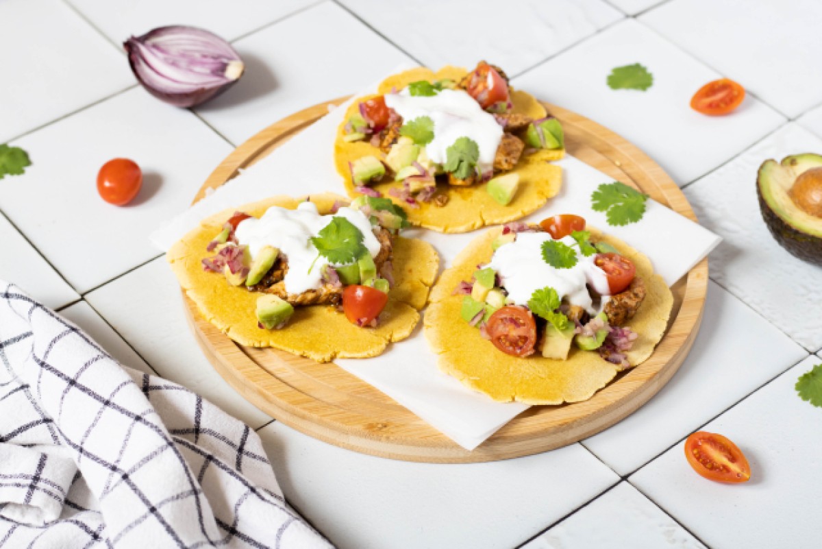 Tacos with chicken and avocado salsa