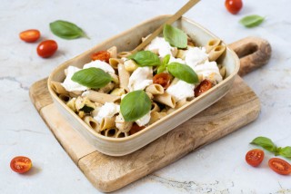 Gebakken kip met pasta, tomaten, courgette en burrata