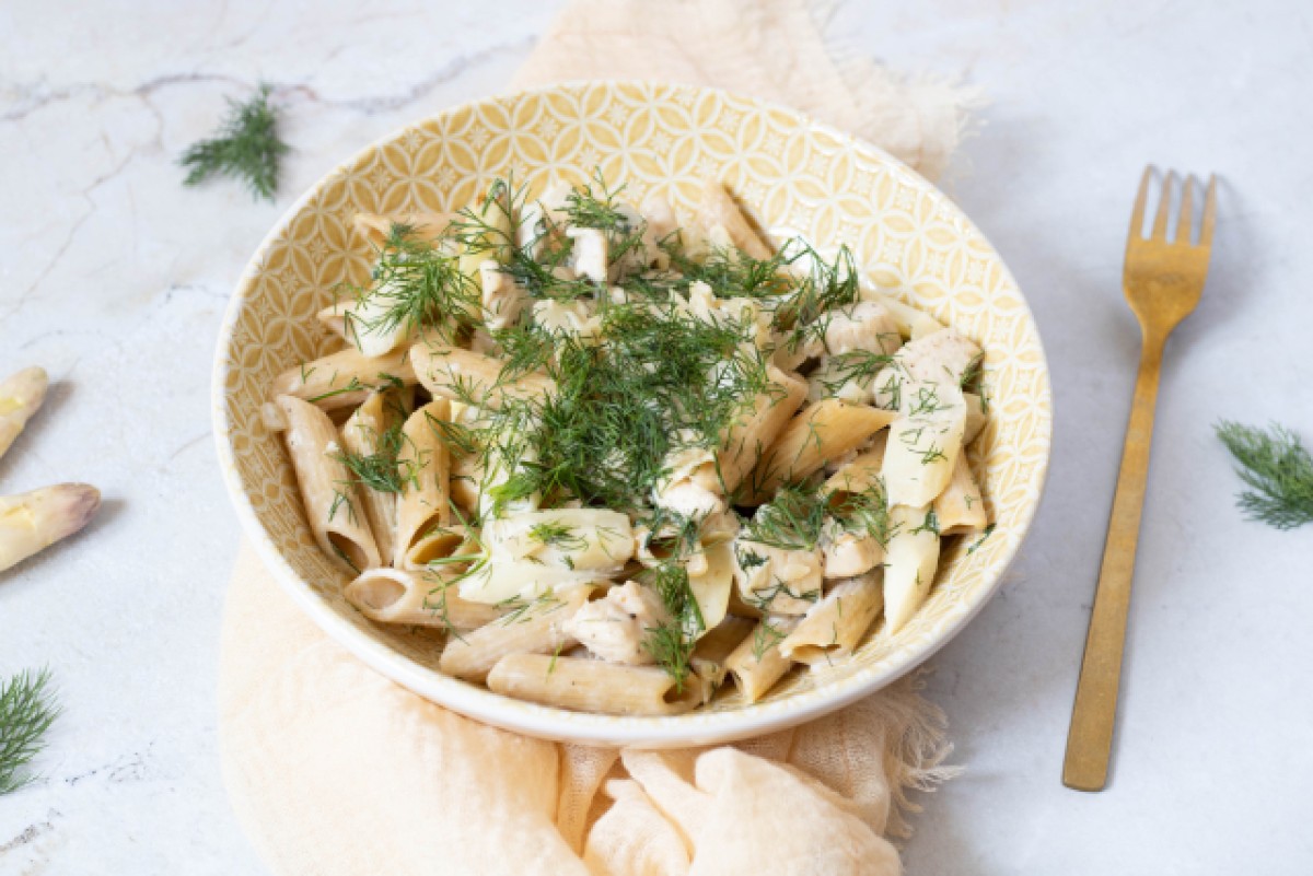 Pasta with white asparagus, turkey and dill