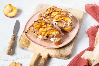Crostini con prosciutto di Parma, burrata e nettarine