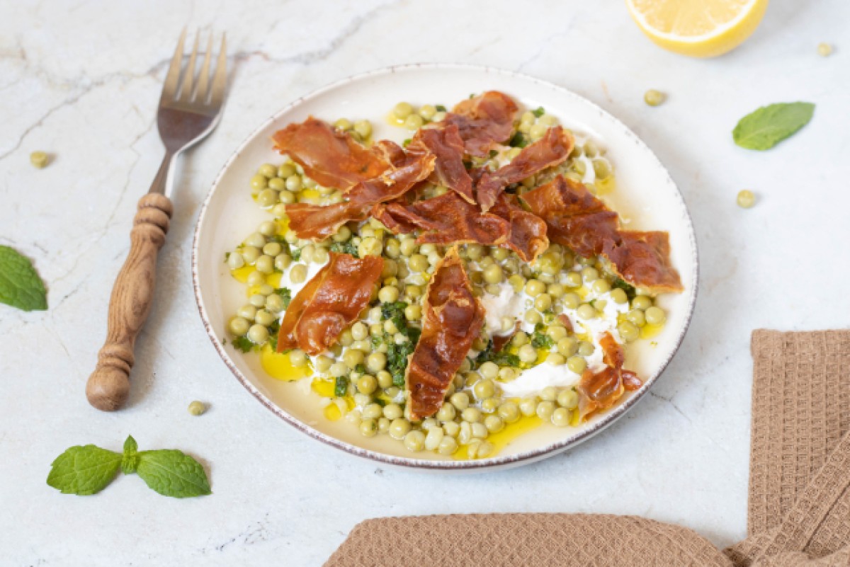 Burrata con guisantes y jamón de Parma