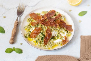 Burrata con guisantes y jamón de Parma