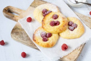 Panecillos de requesón con frambuesas
