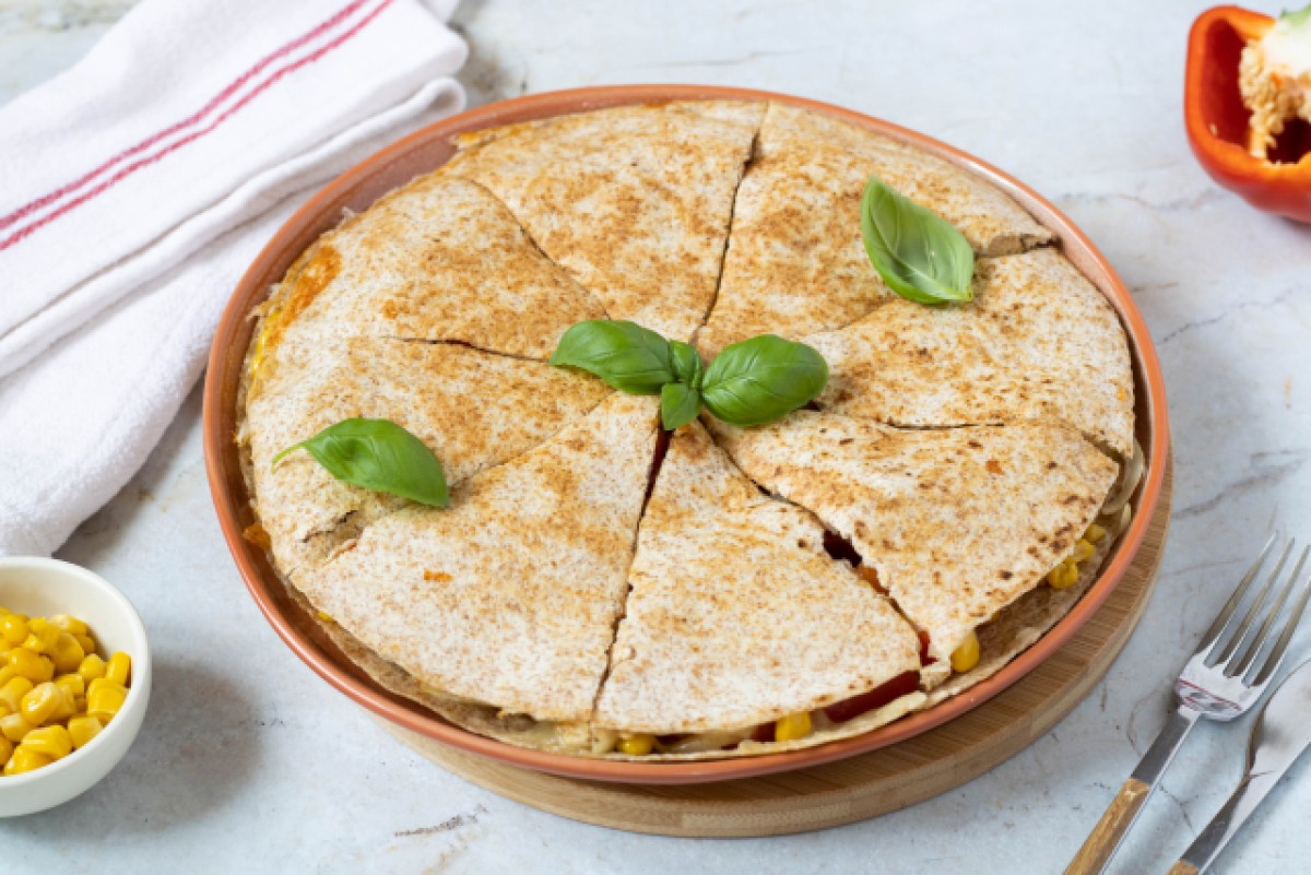 Quesadilla con pollo, pimiento y mozzarella