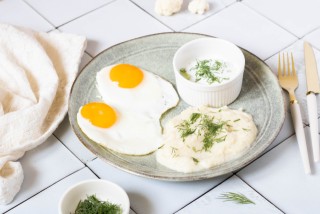 Cauliflower purée with fried egg and cucumber salad