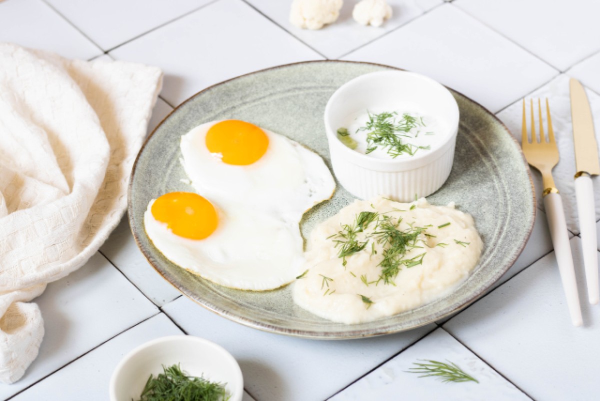 Bloemkoolpuree met gebakken ei en komkommersalade