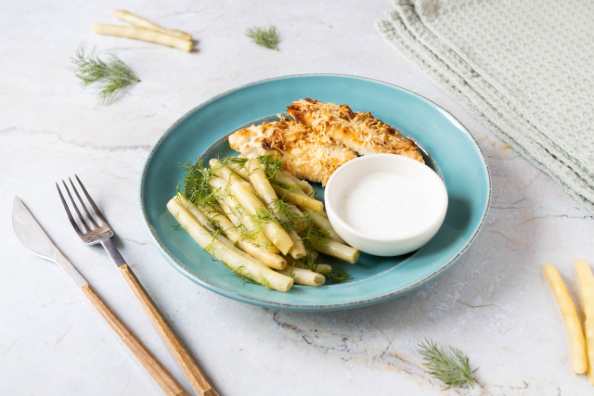 Kipfiletreepjes in keto paneermeel met sperziebonen