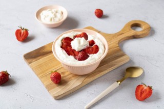 Schlagsahne mit Erdbeeren