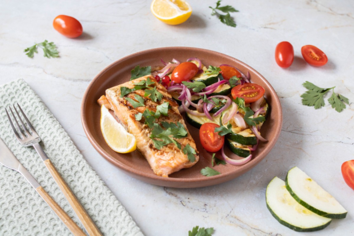 Gegrillter Lachs mit Gemüse