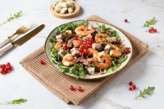 Insalata di gamberi con salsa di ribes rosso