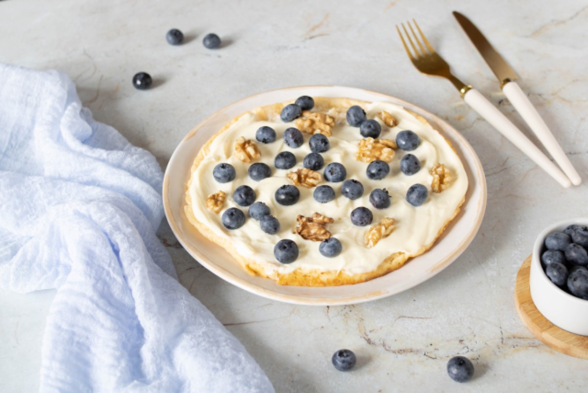 Keto omelette with mascarpone and blueberries