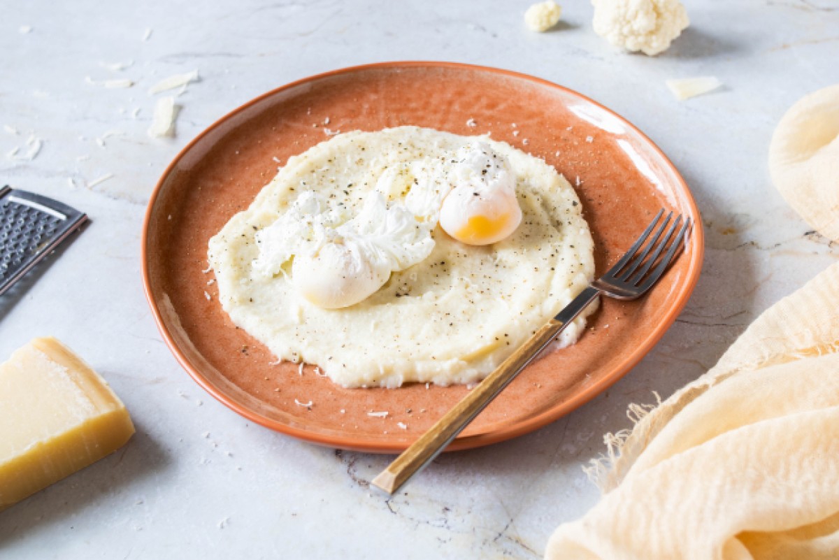 Cauliflower purée with parmesan and poached egg
