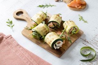 Zucchiniröllchen mit Lachs und Frischkäse