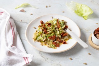 Salat gebraten in Butter mit Knoblauch