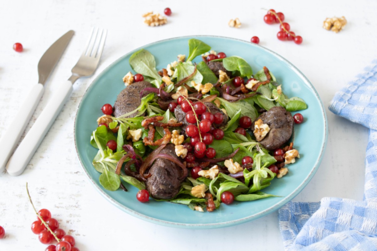 Keto-Salat mit Leber, Speck, Johannisbeeren und Walnüssen