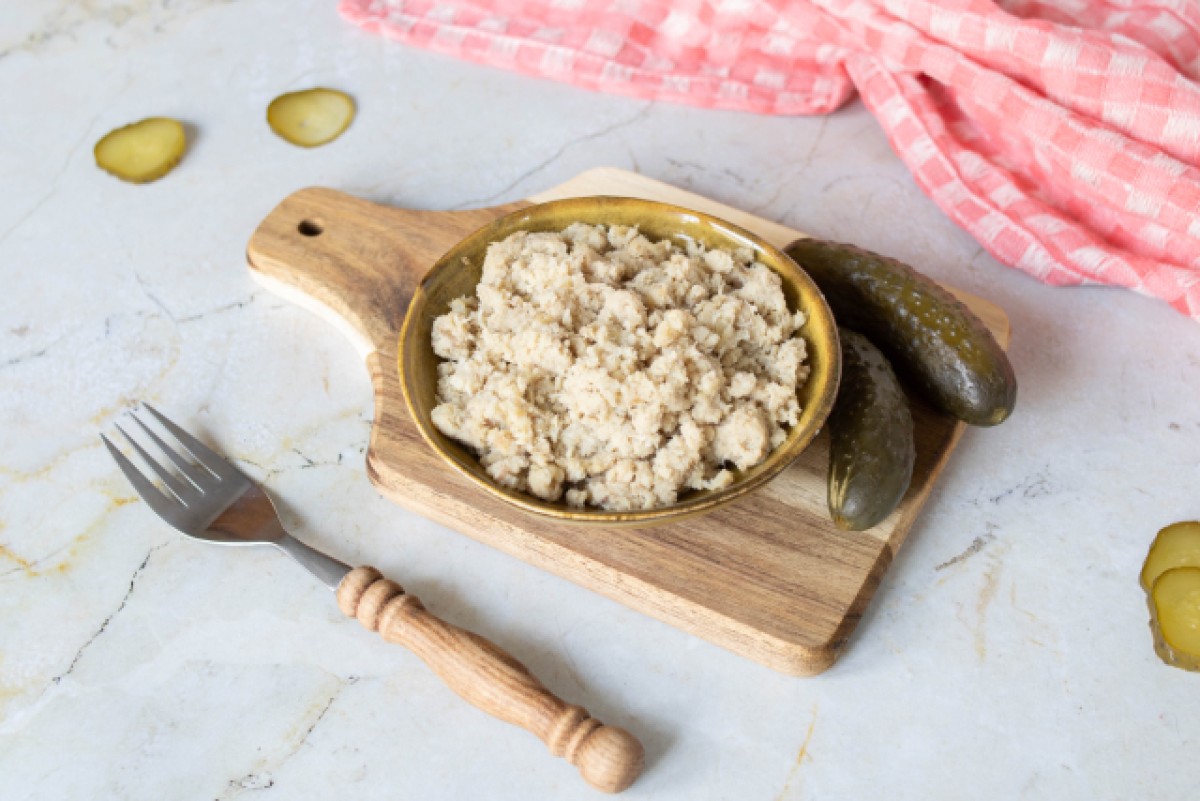 Paste aus geräucherten Makrelen mit Senf, saurer Gurke und Zwiebel