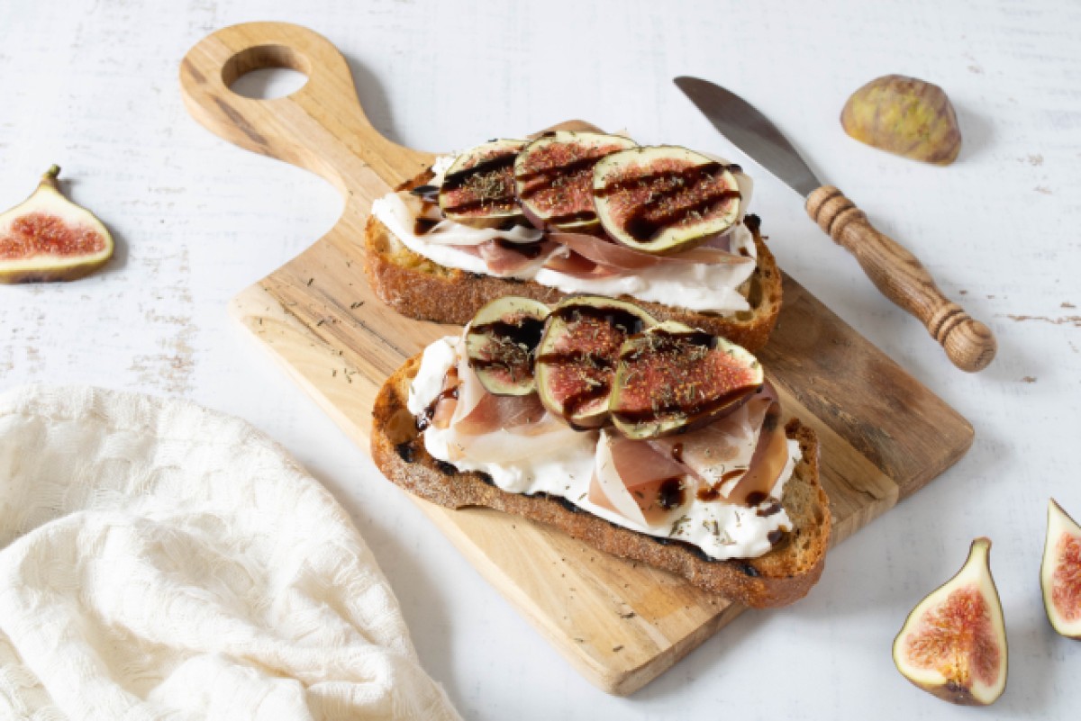 Tostada con jamón de Parma, burrata e higo