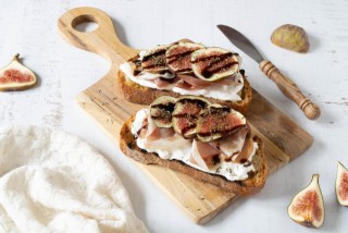 Tostada con jamón de Parma, burrata e higo