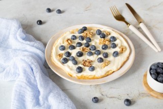 Tortilla keto con mascarpone y arándanos