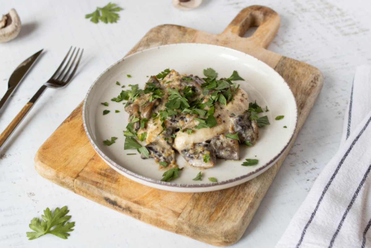 Filetes de pollo con champiñones en salsa de mostaza