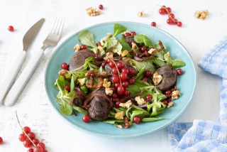 Keto insalata di fegato, pancetta, ribes e noci