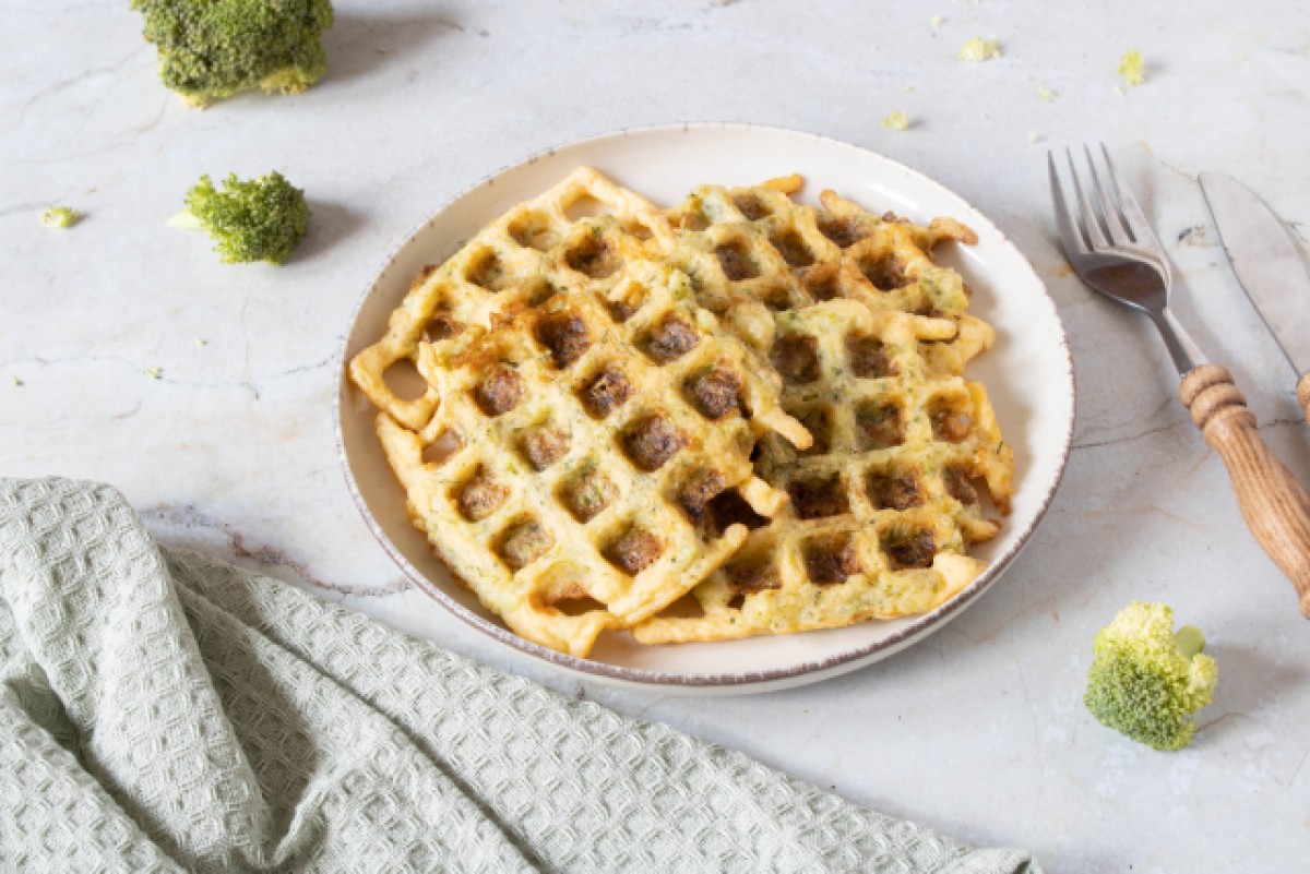 Keto waffle ai broccoli e formaggio