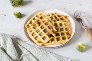 Keto waffle ai broccoli e formaggio