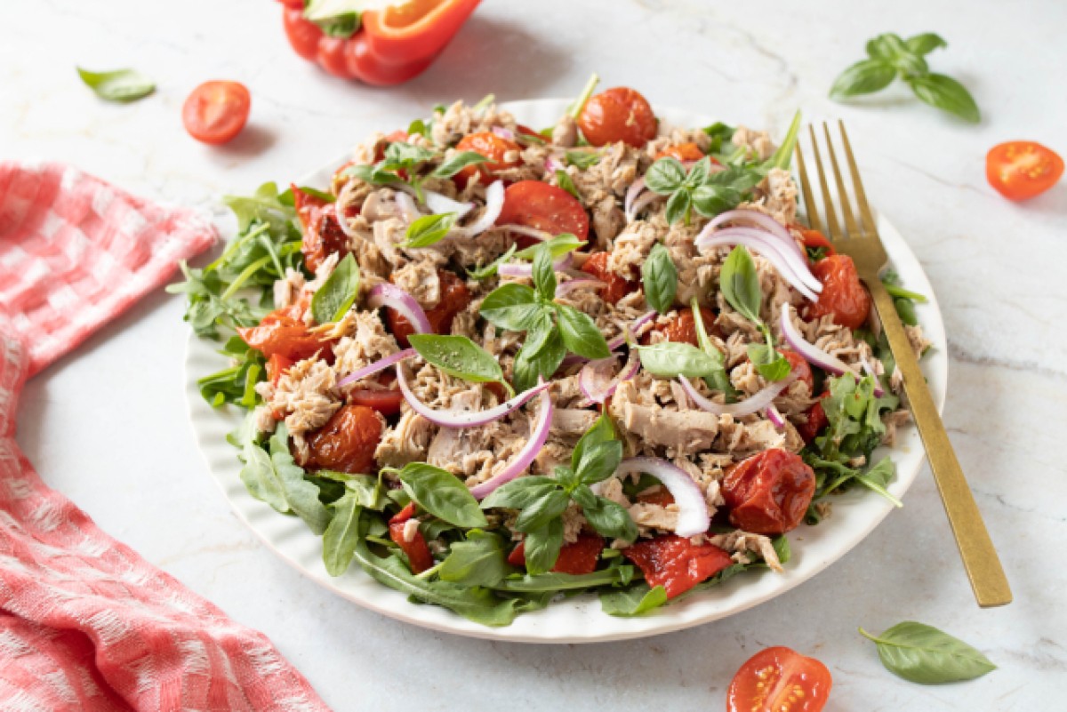 Insalata di peperoni arrostiti, pomodorini e tonno