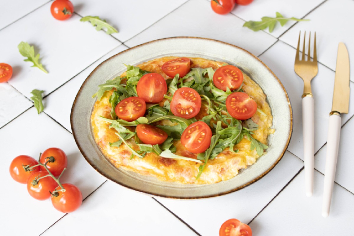 Frittata con prosciutto, formaggio, rucola e pomodorini