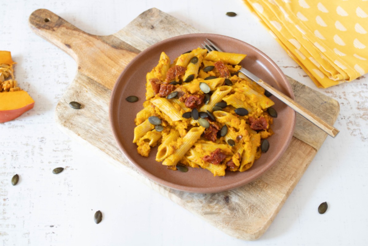 Pasta in een romige pompoensaus met zongedroogde tomaten