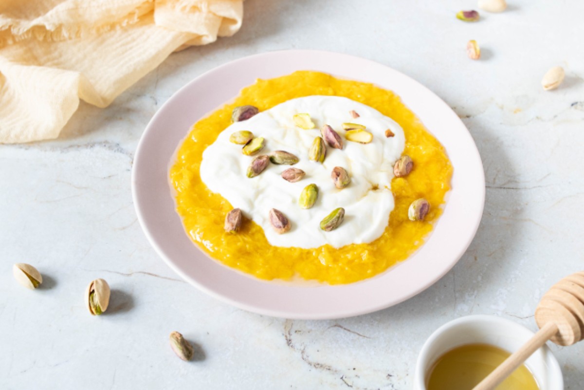 Geraspte mango met Griekse yoghurt, honing en pistachenoten