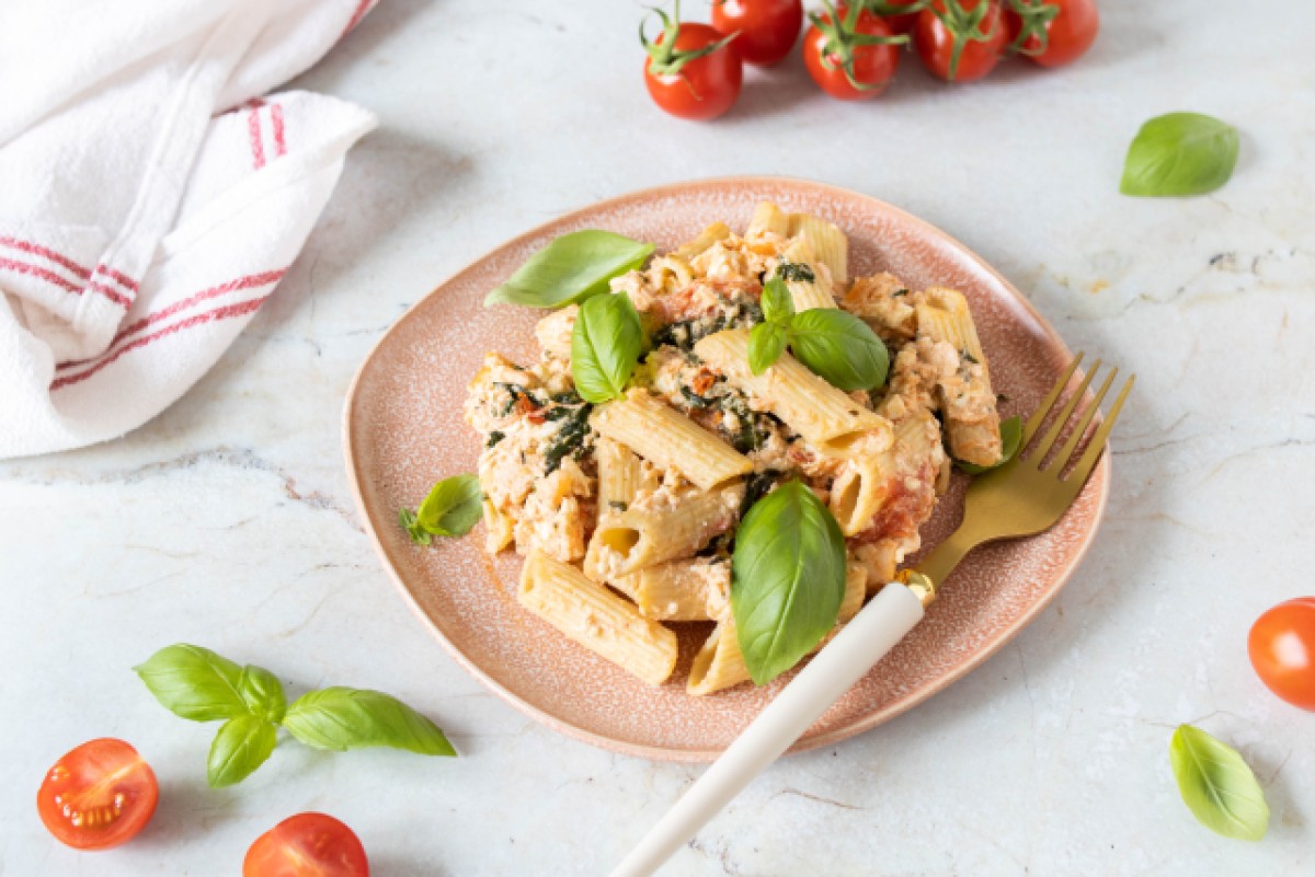 Pasta con feta, salmone e verdure al forno