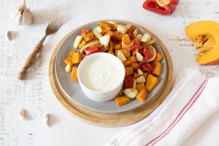 Zucca, peperoni e cipolla al forno con salsa all'aglio arrostito