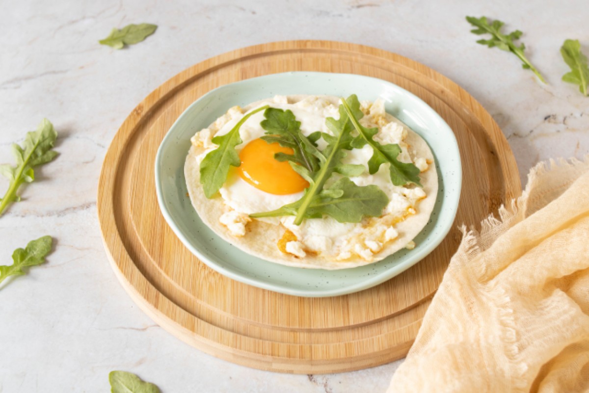 Tortilla con uovo al tegamino e feta