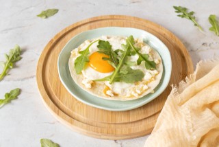 Tortilla con uovo al tegamino e feta