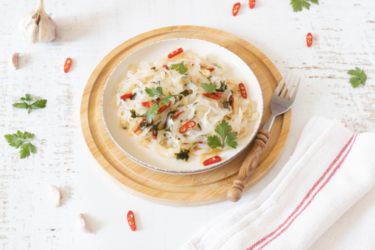 Espaguetis keto con ajo, aceite y  chile