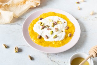 Mango rallado con yogur griego, miel y pistachos