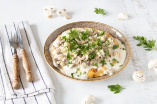 Frittata con salsa di panna e funghi