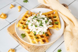 Keto waffle con salsa alla panna e finferli