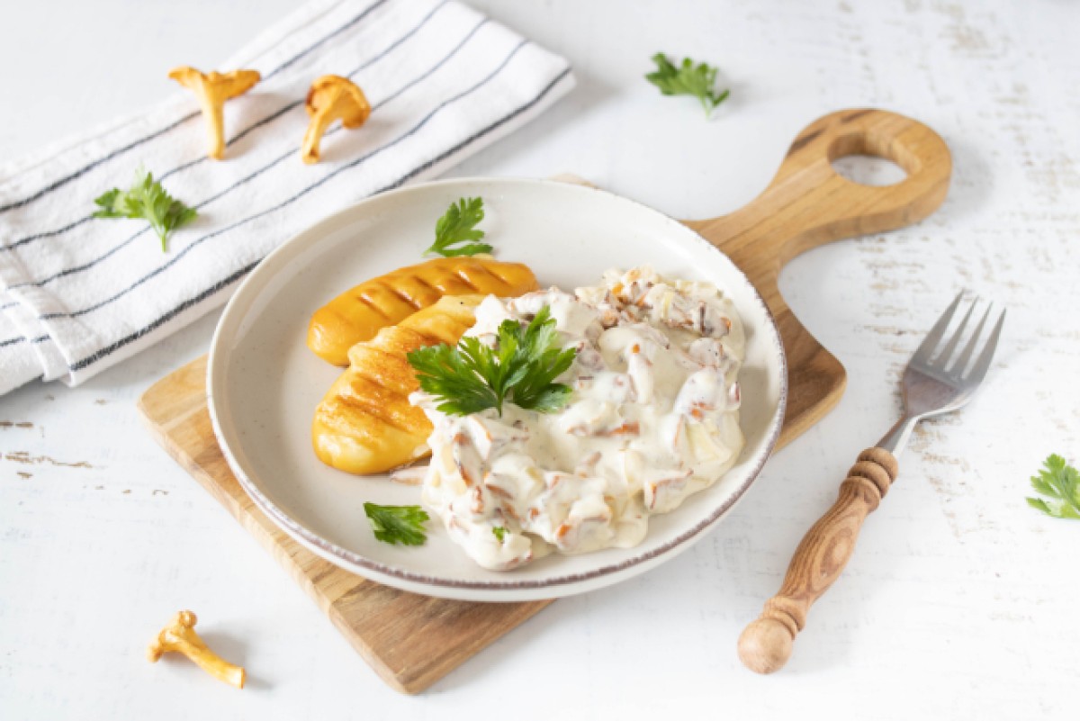 Formaggio Oscypek alla griglia in salsa di finferli