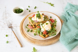 Uova alla Benedict su keto waffle con broccoli